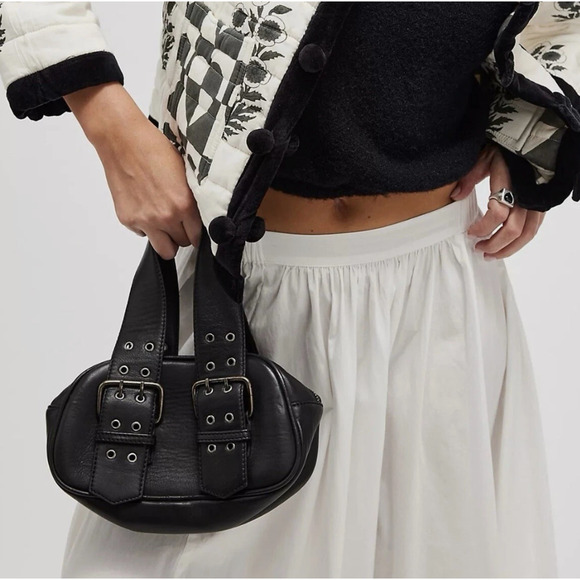 Free People SAY YES BAG 100% Leather Buckle Oval Handbag Bag in Black NWOT - Picture 4 of 8